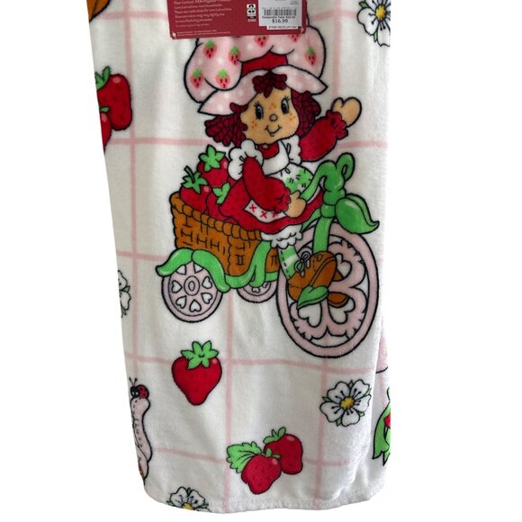 Strawberry Shortcake Plush Throw 50" X 70" Pink & White Polyester Kids Blanket - Picture 5 of 6